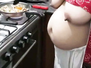 Indian mature bbw cooks, displaying her massive boobs n bell